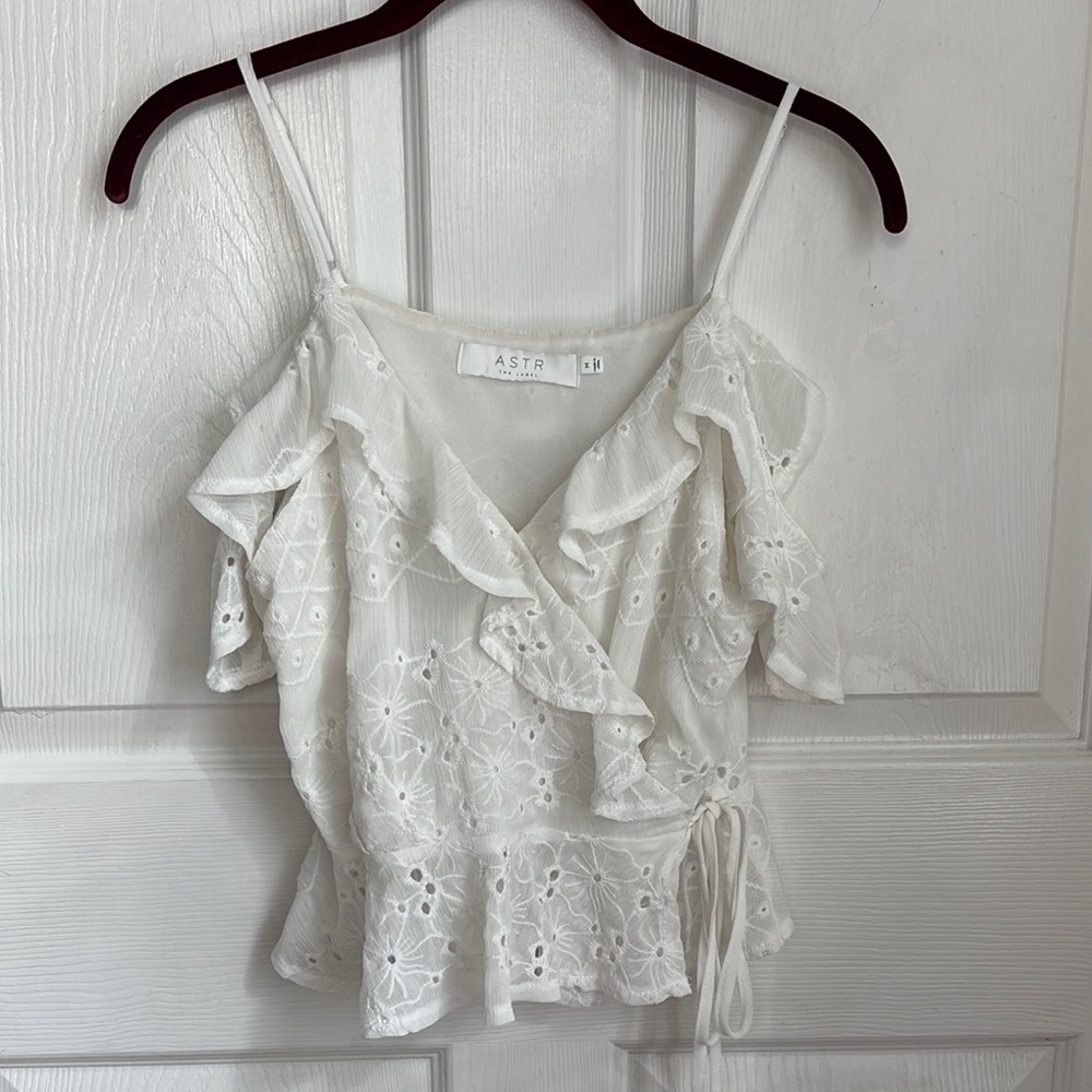 ASTR Women's White Ruffle lace eyelet cami Top size Medium cropped peplum waist
